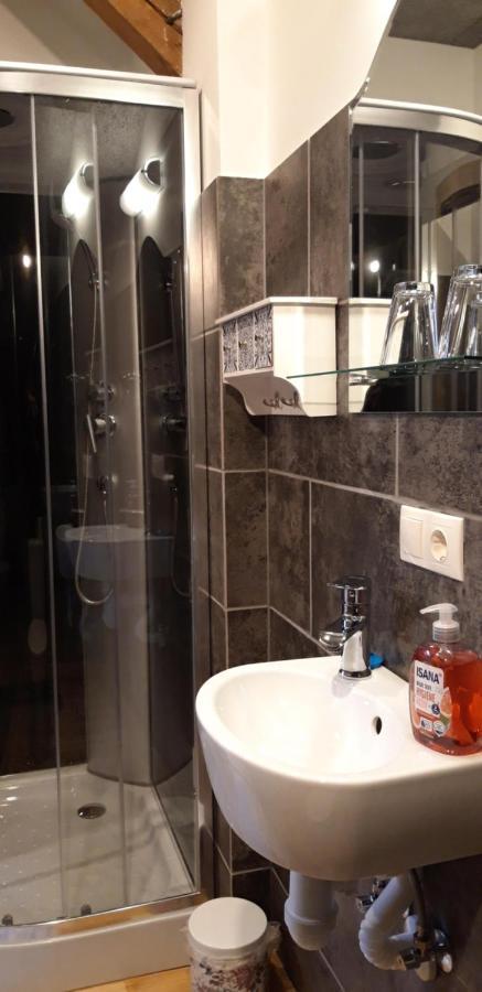 Metras Maja Hotell Aizpute Exteriör bild