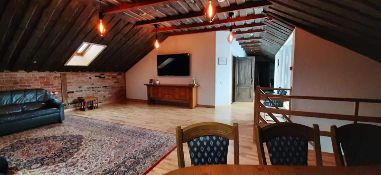 Metras Maja Hotell Aizpute Exteriör bild