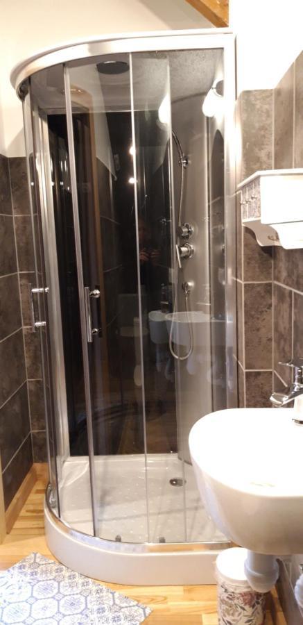 Metras Maja Hotell Aizpute Exteriör bild